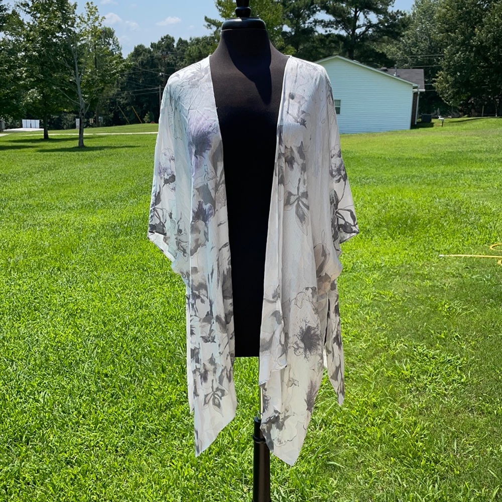 Mix It Women’s White Lace Inset Wrap